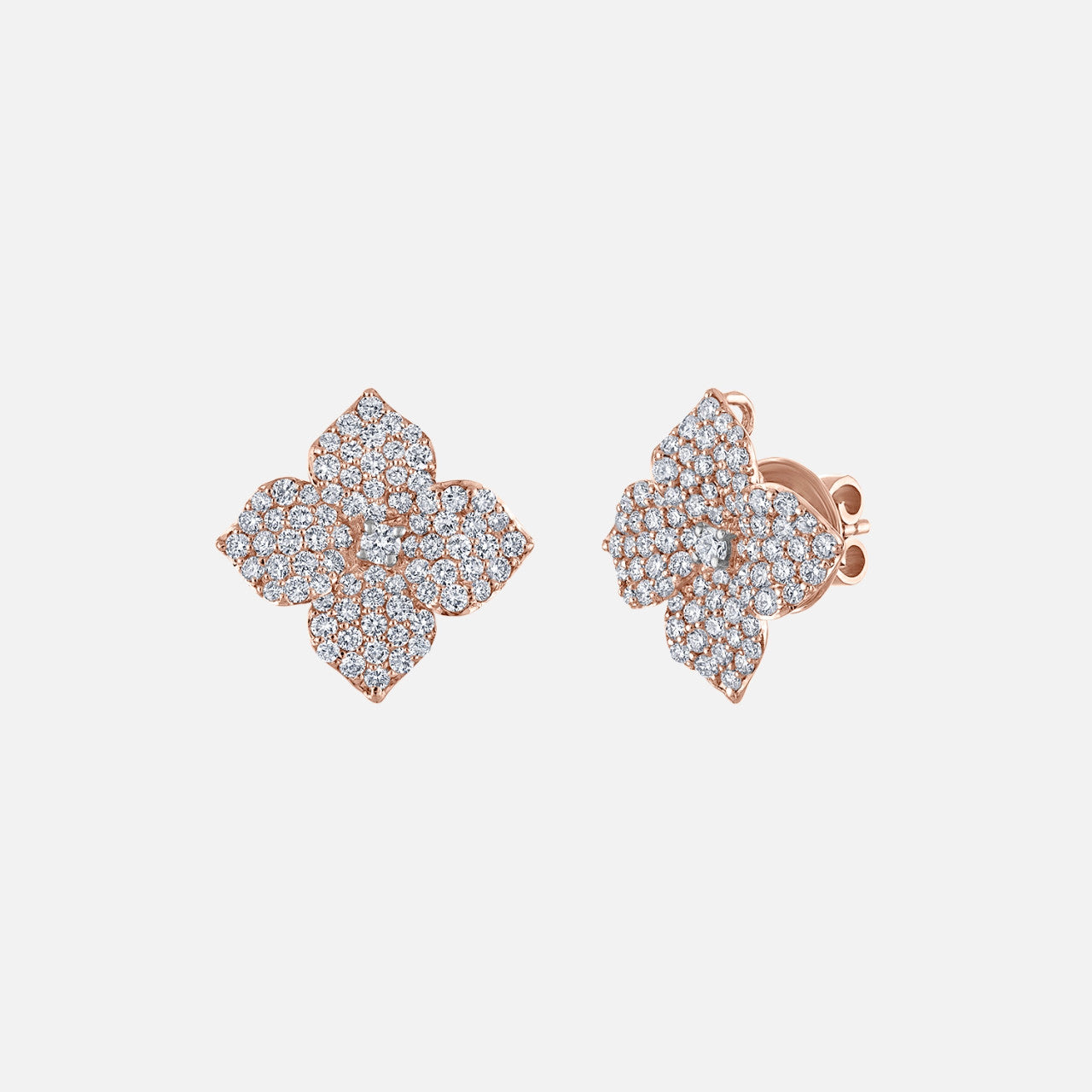 These Piranesi diamond stud earrings display a flower motif, embellished with round natural diamonds and set in rose gold.
