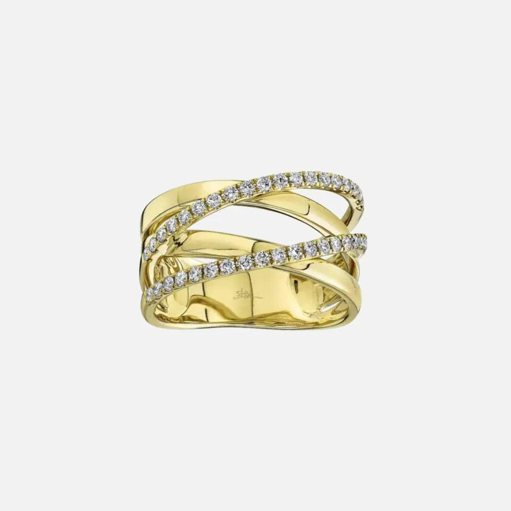 This yellow gold and diamond ring has a criss-cross pattern featuring brilliant-cut diamonds.