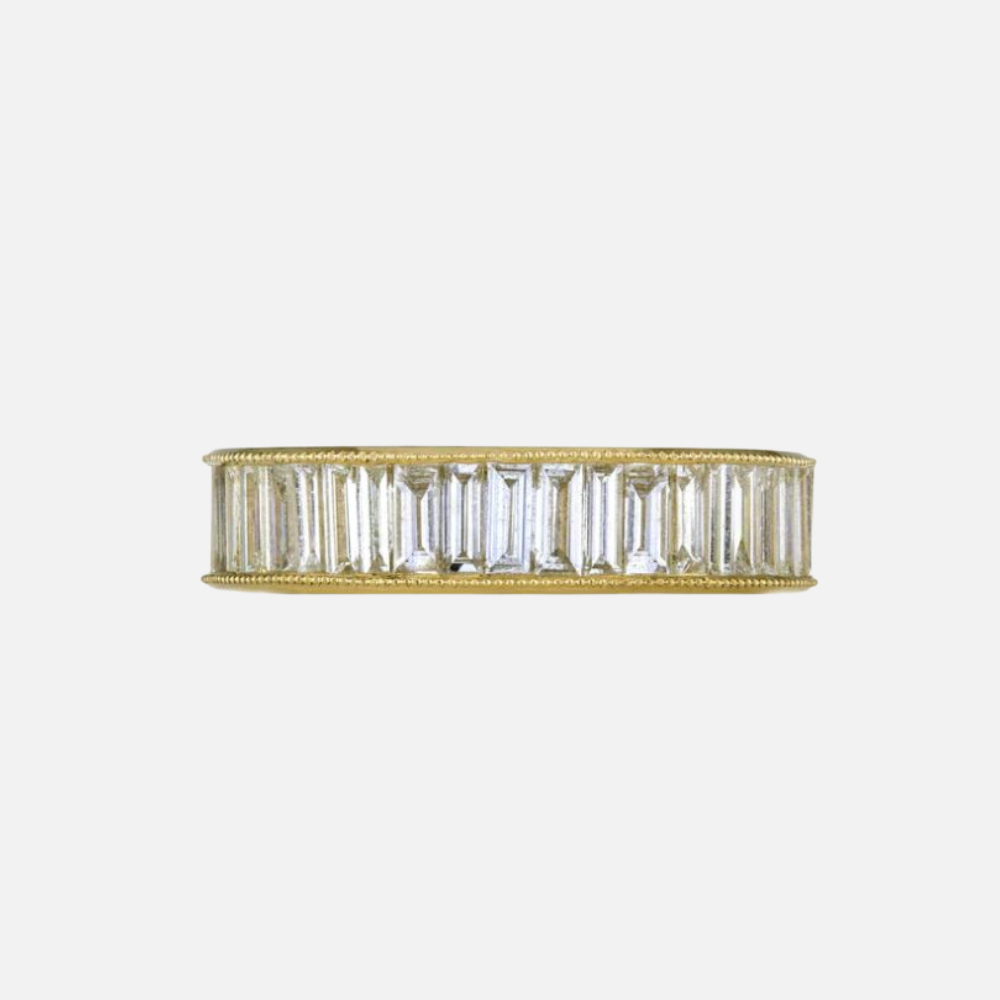 A line of 42 baguette white diamonds shapes this Heritage stacking band, set in 18k yellow gold.